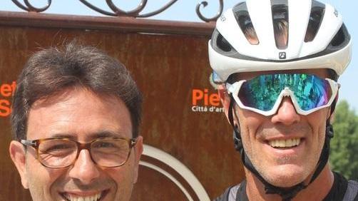 Mario Cipollini inaugura i punti soccorso per i ciclisti versiliesi