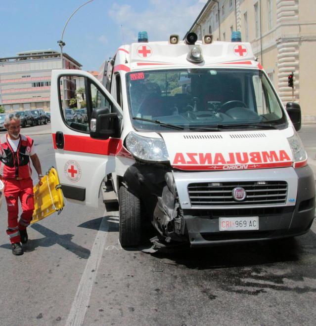 Scontro tra auto e ambulanza a sirena accesa