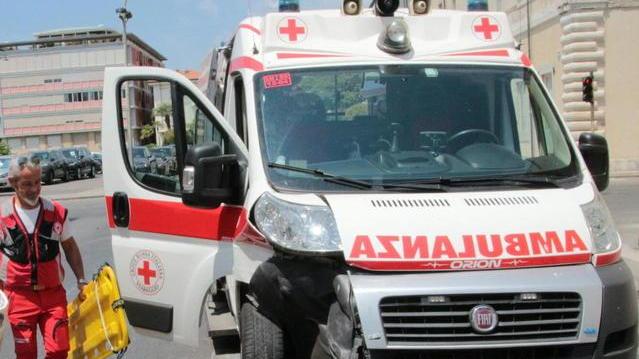 Scontro tra auto e ambulanza a sirena accesa