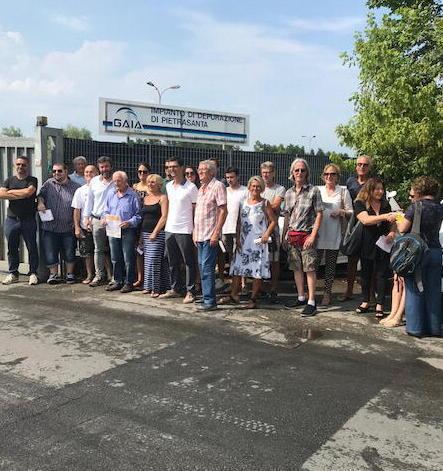 Sit-in di protesta davanti al depuratore «Basta cattivi odori» 