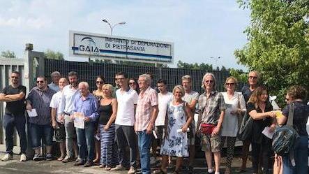 Sit-in di protesta davanti al depuratore «Basta cattivi odori»