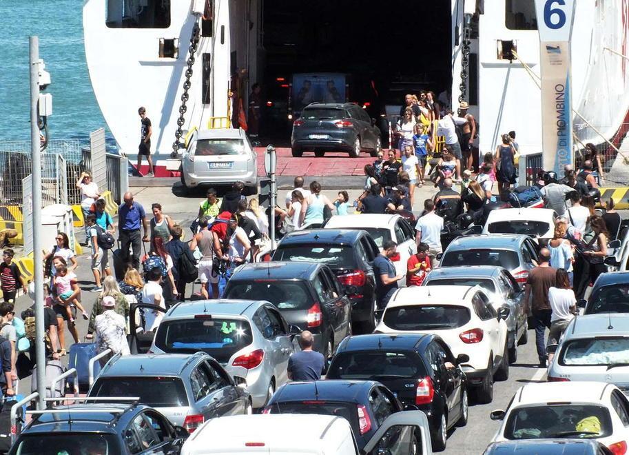 Fanno il pieno carico le navi ma niente file per il porto 