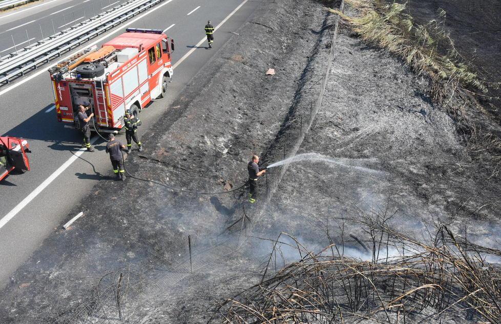 Fiamme vicine al distributore, traffico in tilt 