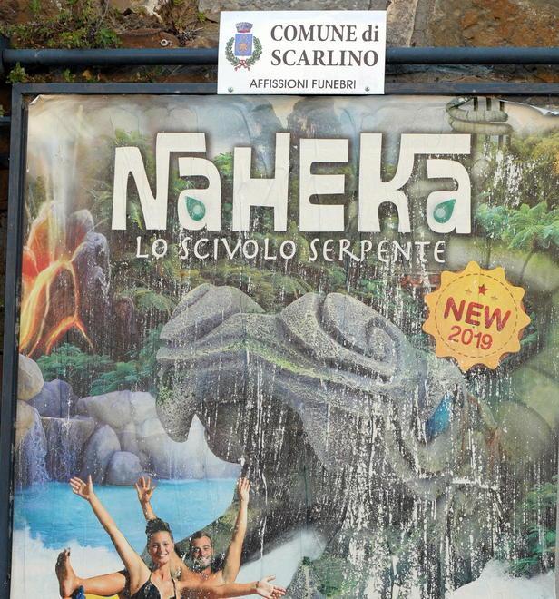 Affissioni funebri vengono coperte dalla pubblicità 