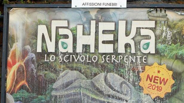 Affissioni funebri vengono coperte dalla pubblicità