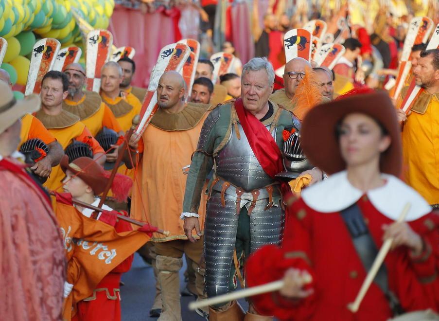 Rullano i tamburi lo spettacolo ha inizio
