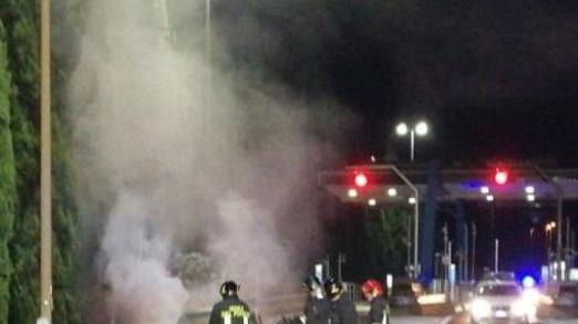 Auto distrutta dall’incendio