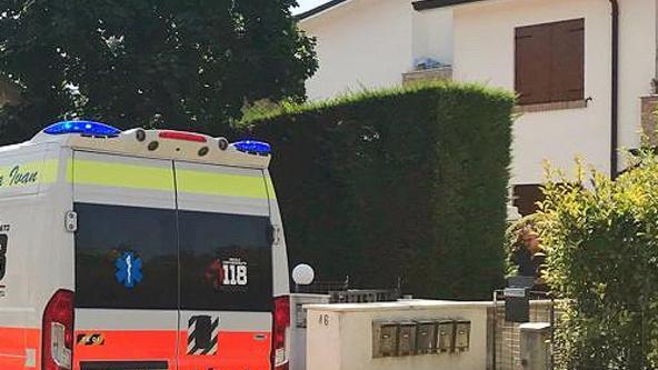 Donna cade per un malore in casa È allarme