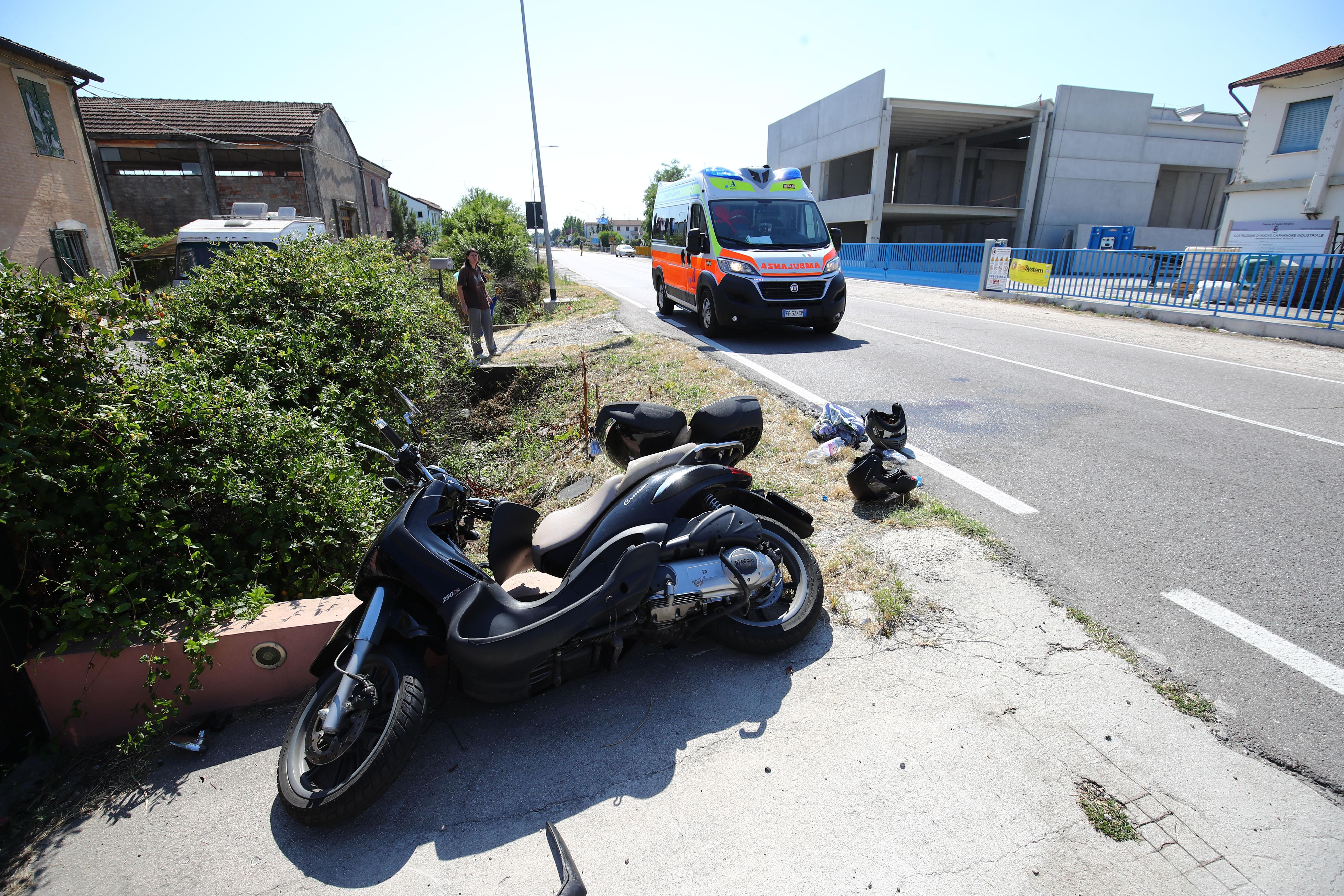 Schianto auto e moto, grave una donna in ospedale