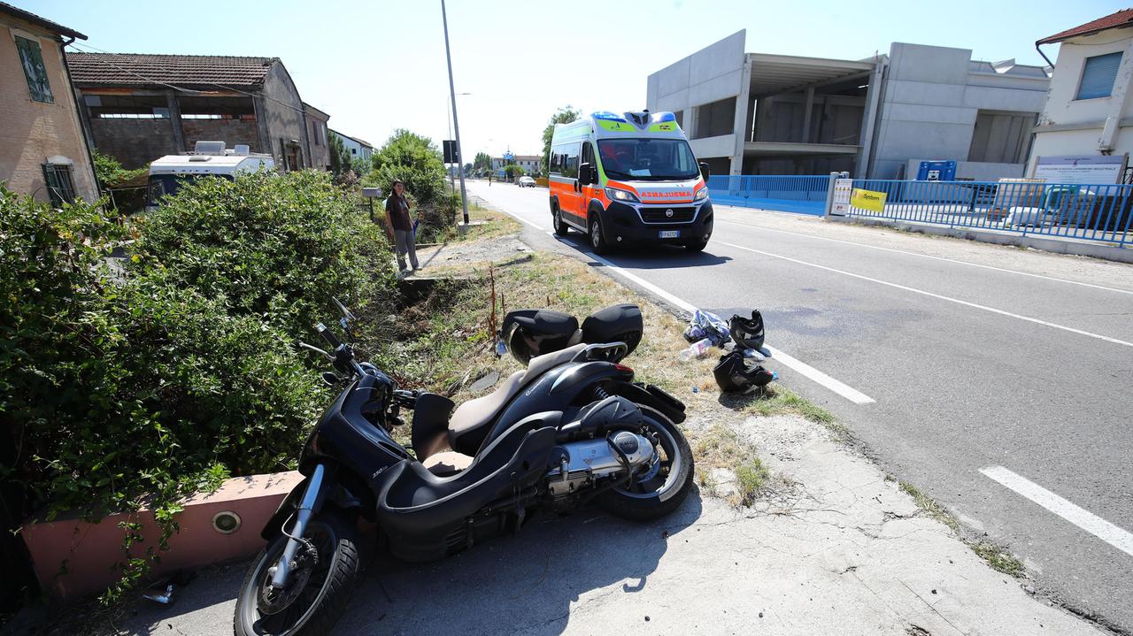 Schianto auto e moto, grave una donna in ospedale