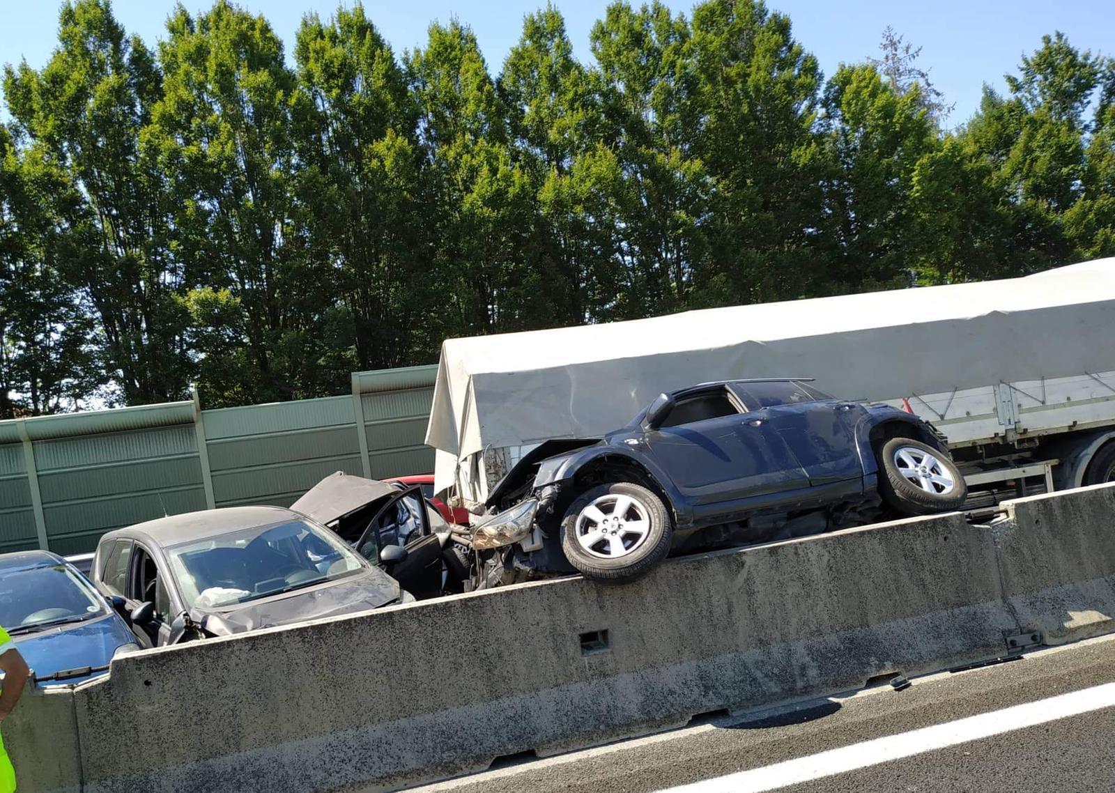 L'incidente sulla Firenze-mare tra Montecatini e Pistoia che ha coinvolto un mezzo pesante e alcune auto