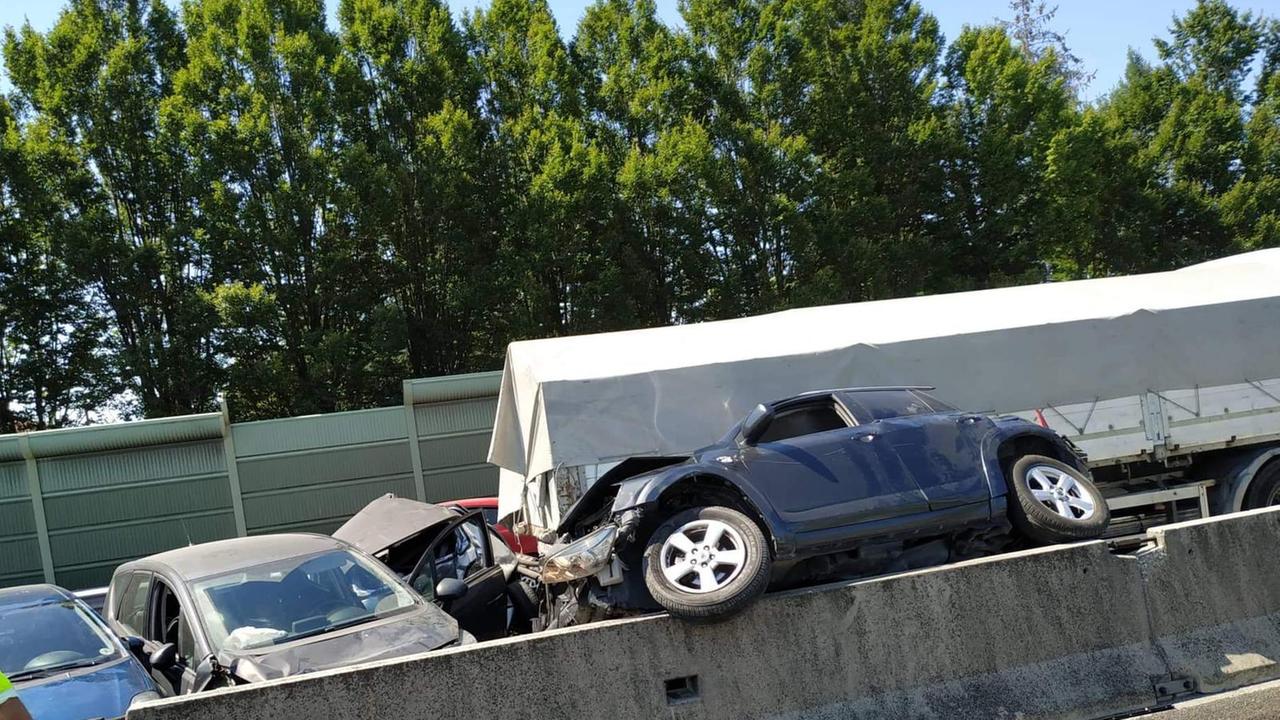 L'incidente sulla Firenze-mare tra Montecatini e Pistoia che ha coinvolto un mezzo pesante e alcune auto