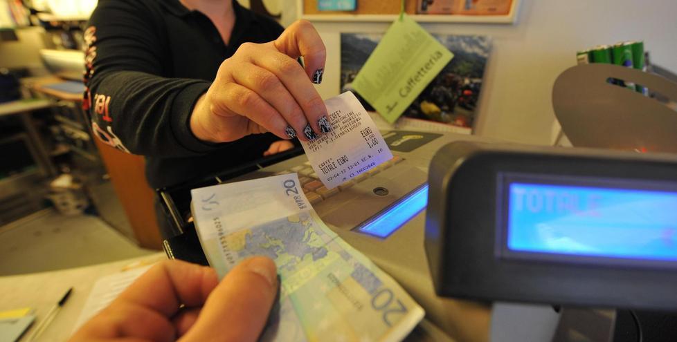 L’emissione di uno scontrino fiscale (foto d’archivio)
