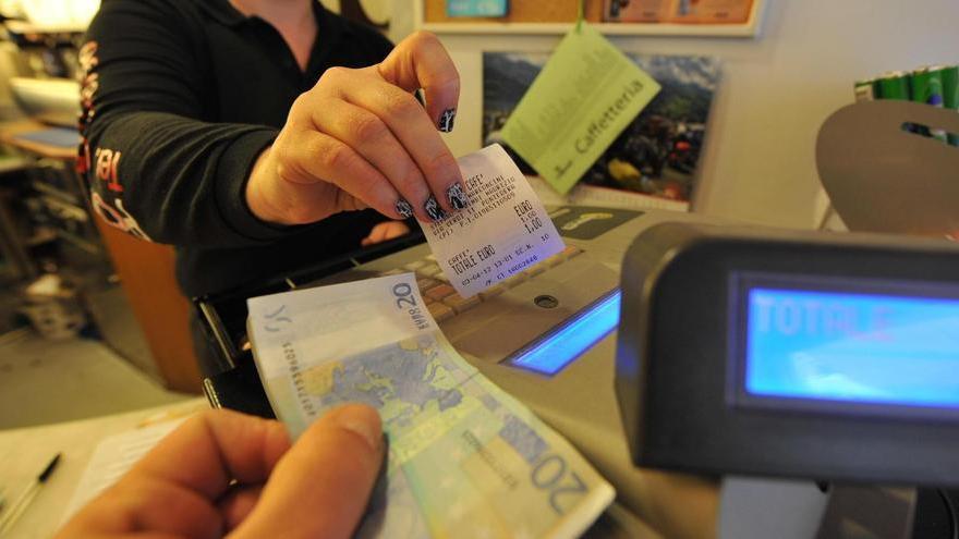 L’emissione di uno scontrino fiscale (foto d’archivio)