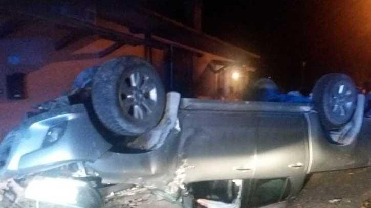 Jeep va contro il muro e finisce ribaltata