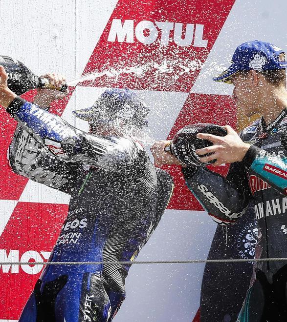 Si rivede la Yamaha. Ma è Viñales, per Rossi un pauroso capitombolo 