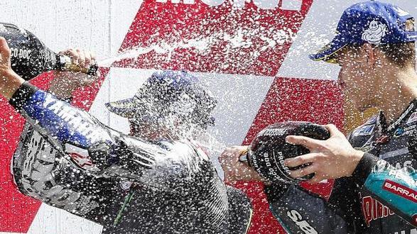 Si rivede la Yamaha. Ma è Viñales, per Rossi un pauroso capitombolo