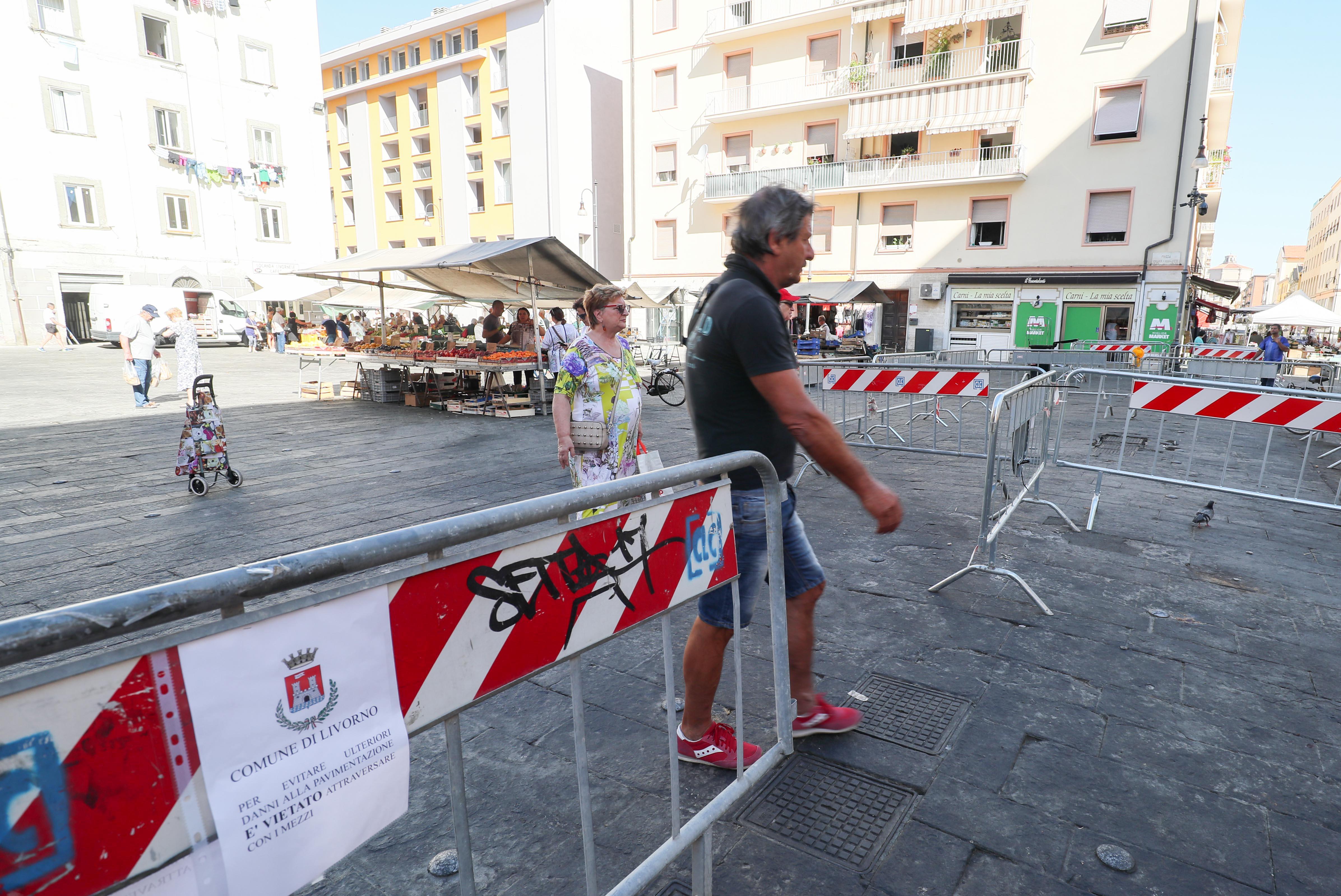 Piazza Cavallotti, nei pomeriggi i lavori per fare il mercato la mattina - Video