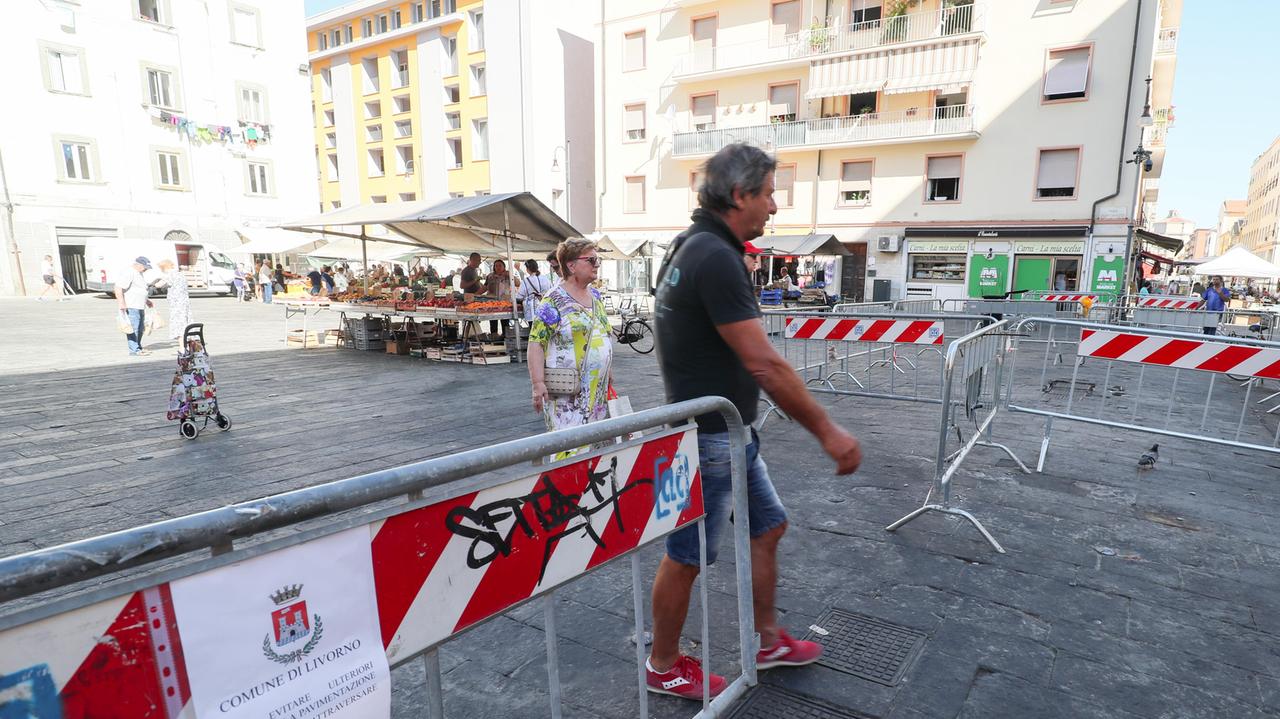 Piazza Cavallotti, nei pomeriggi i lavori per fare il mercato la mattina - Video