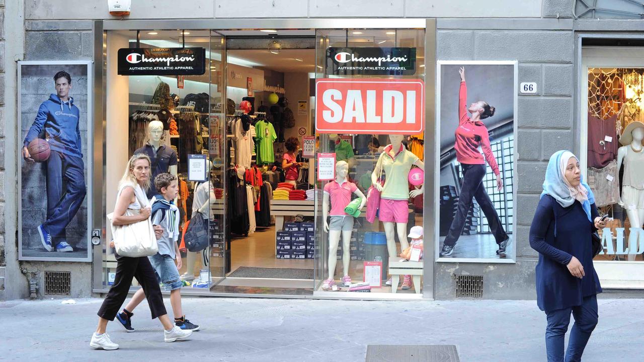 Sabato via ai saldi, Confesercenti: "Partenza buona col caldo"