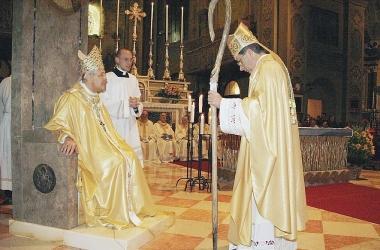 Il vescovo Elio Tinti e mons. Douglas Regattieri durante la cerimonia di ieri in cattedrale