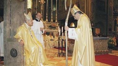 Il vescovo Elio Tinti e mons. Douglas Regattieri durante la cerimonia di ieri in cattedrale