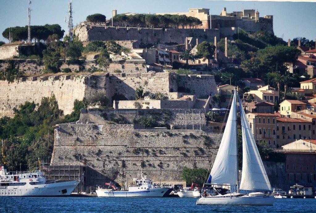 Una suggestiva immagine delle vecchie mura di Portoferraio che saranno restaurate
