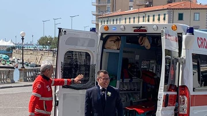 L'arrivo di Mirco su un'ambulanza della Croce rossa italiana