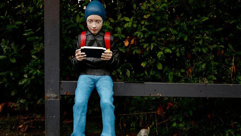 Il bambino con lo smartphone realizzato da Giovanni Da Monreale a Pietrasanta