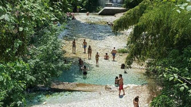 Scivola e batte la schiena, paura alle cascate di Seravezza
