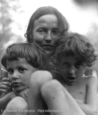 La moglie di Gramsci, Giulia Schucht, con i due figli, Delio e Giuliano 