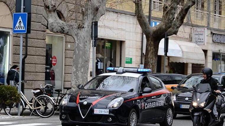 Si fingono agenti della municipale e rubano i gioielli a due anziani