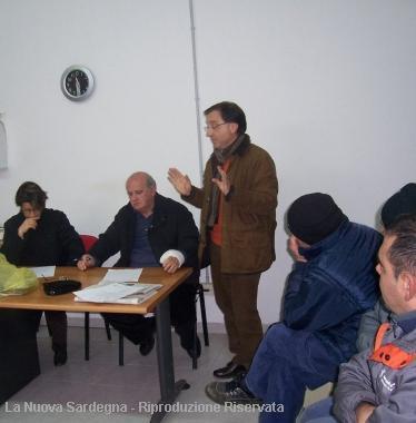 A destra, lassemblea di ieri mattina Sotto, limpianto di Curcuris occupato dai lavoratori   