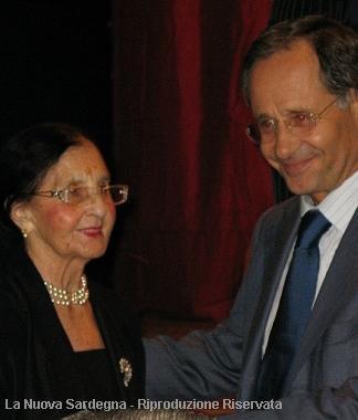 Maria Chessa Lai, a sinistra nella foto, riceve nel 2009 il Premio Ozieri per le sue poesie in catalano 