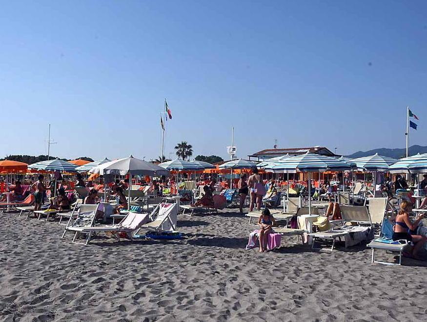 Il bagno che i colori dividono in due Ombrelloni e sdraio diverse al Florio 