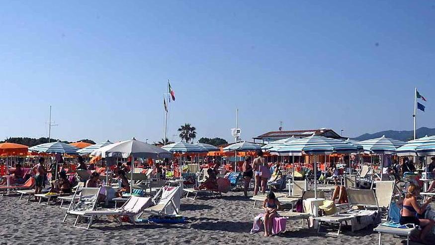 Il bagno che i colori dividono in due Ombrelloni e sdraio diverse al Florio