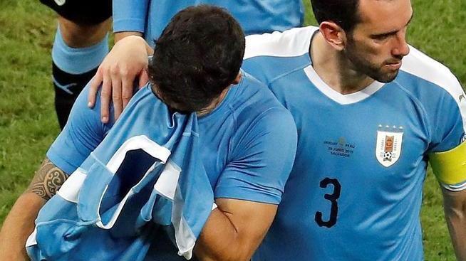 Suarez tradisce l’Uruguay Sbaglia il suo rigore e il Cile vola in semifinale