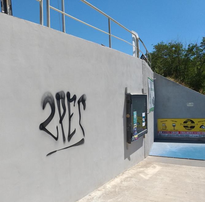 Scritte spray sulla passerella di nuovo nel mirino dei vandali 
