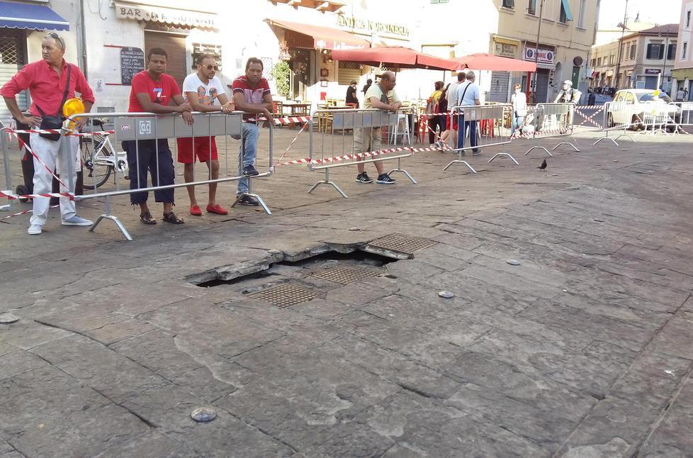 Curiosi e preoccupati intorno alle transenne