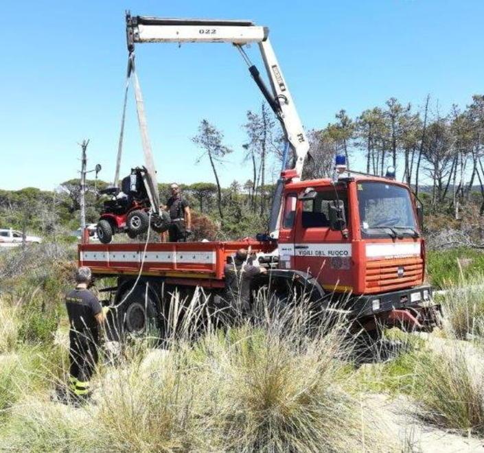 S’insabbia con la carrozzina Recupero dei vigili del fuoco 