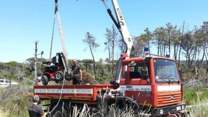 S’insabbia con la carrozzina Recupero dei vigili del fuoco