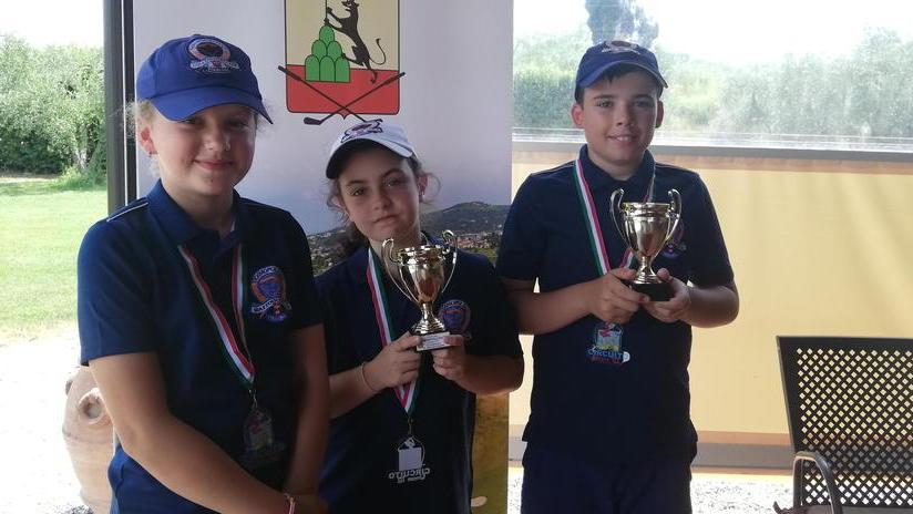 Tre giovanissimi golfisti sul prato di Montelupo nella tappa dell’Under 12