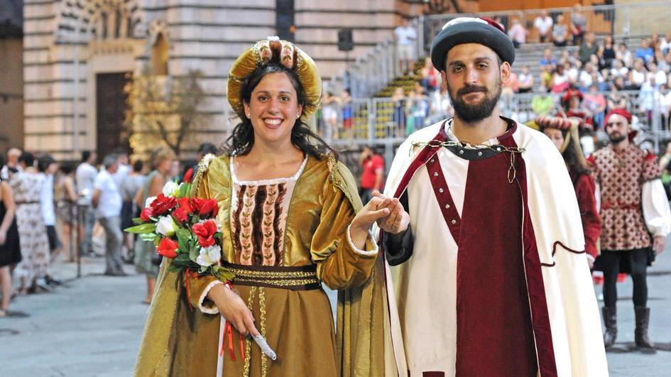 Le sfide tra sbandieratori e i colori della tradizione nella sfilata storica per l’apertura del Luglio