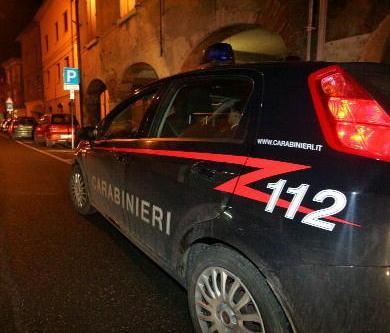 Aggredisce col coltello il fratello della vicina 