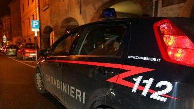 Aggredisce col coltello il fratello della vicina