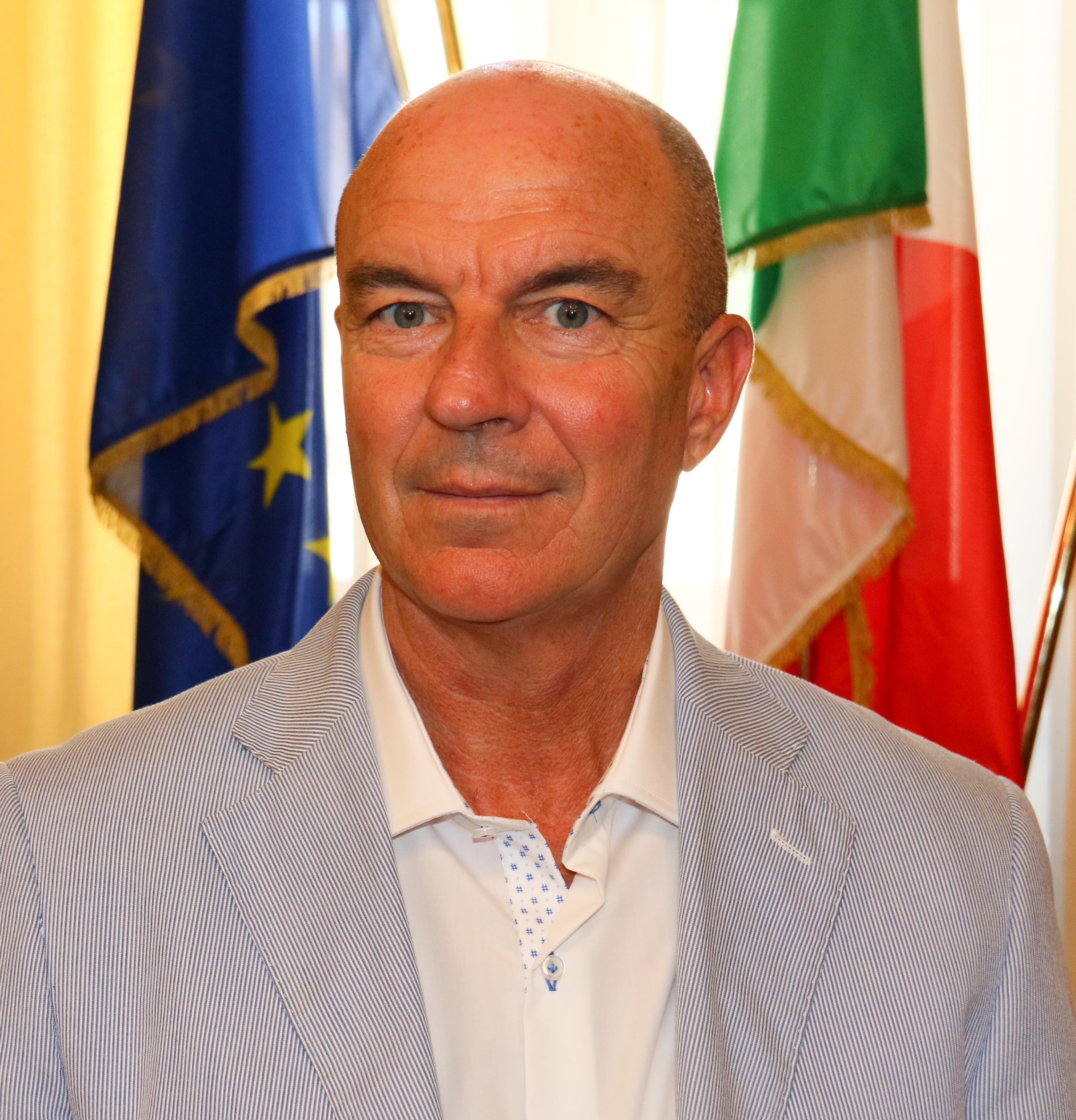 Regole, sogni e tifoserie: sui porti aperti serve coerenza