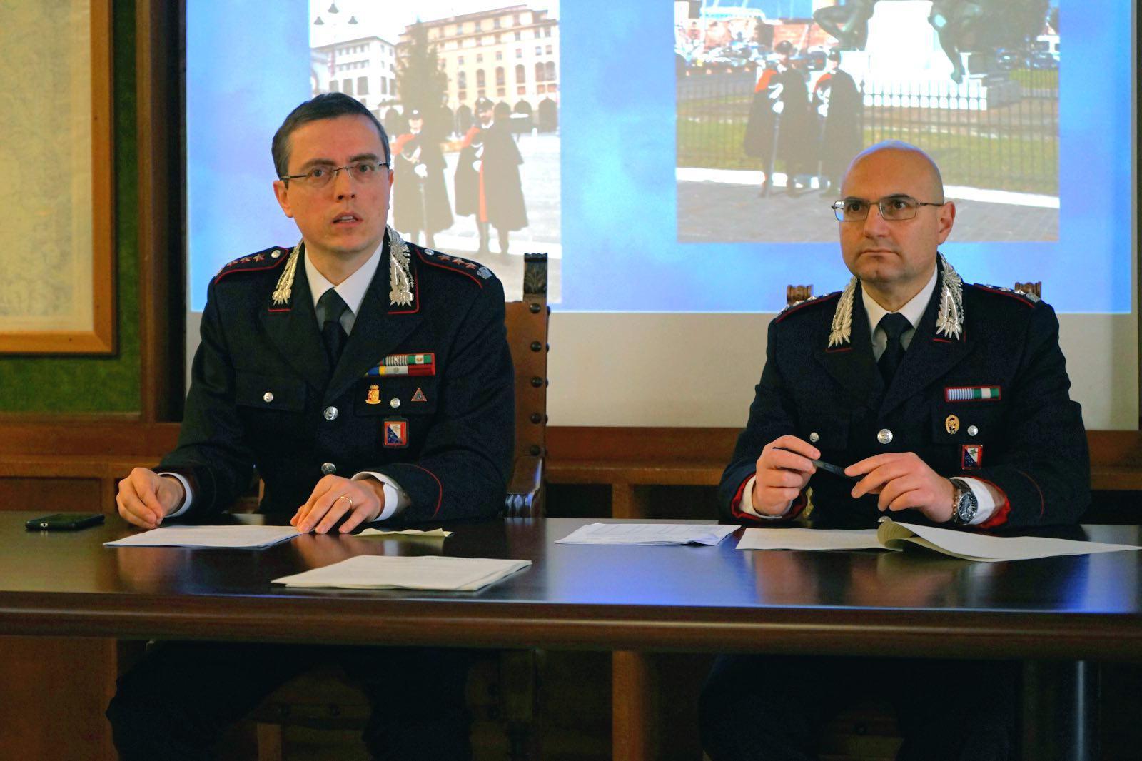 A sinistra il comandante provinciale dei carabinieri, il colonnello Alessandro Magro. A destra il tenente colonnello Armando Ago, responsabile del Nucleo operativo della provincia labronica