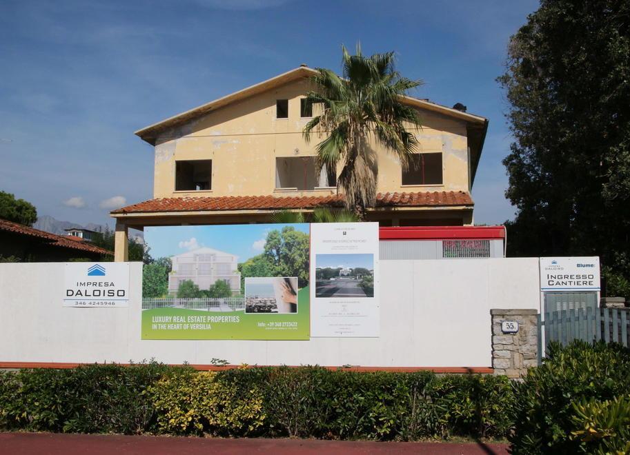 L’ex hotel Blume a Forte dei Marmi in una foto di alcuni anni fa quando sarebbe dovuto diventare un complesso residenziale in multiproprietà