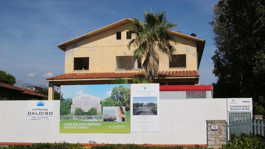 L’ex hotel Blume a Forte dei Marmi in una foto di alcuni anni fa quando sarebbe dovuto diventare un complesso residenziale in multiproprietà