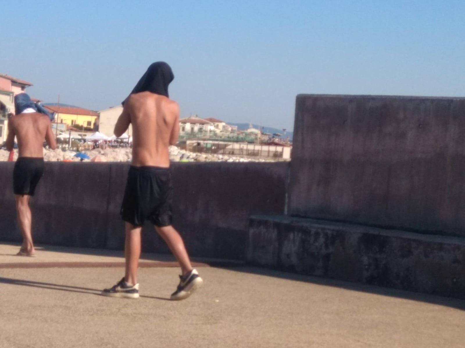 Due dei bulli ripresi dalla donna